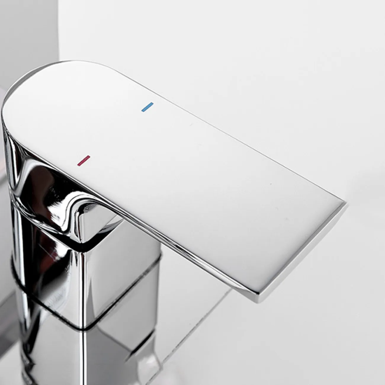 Креативный смеситель с полкой и тропическим душем для ванной в Скандинавском стиле LaLume MB21140-23 Креативный смеситель с полкой и тропическим душем для ванной в Скандинавском стиле LaLume MB21140-23