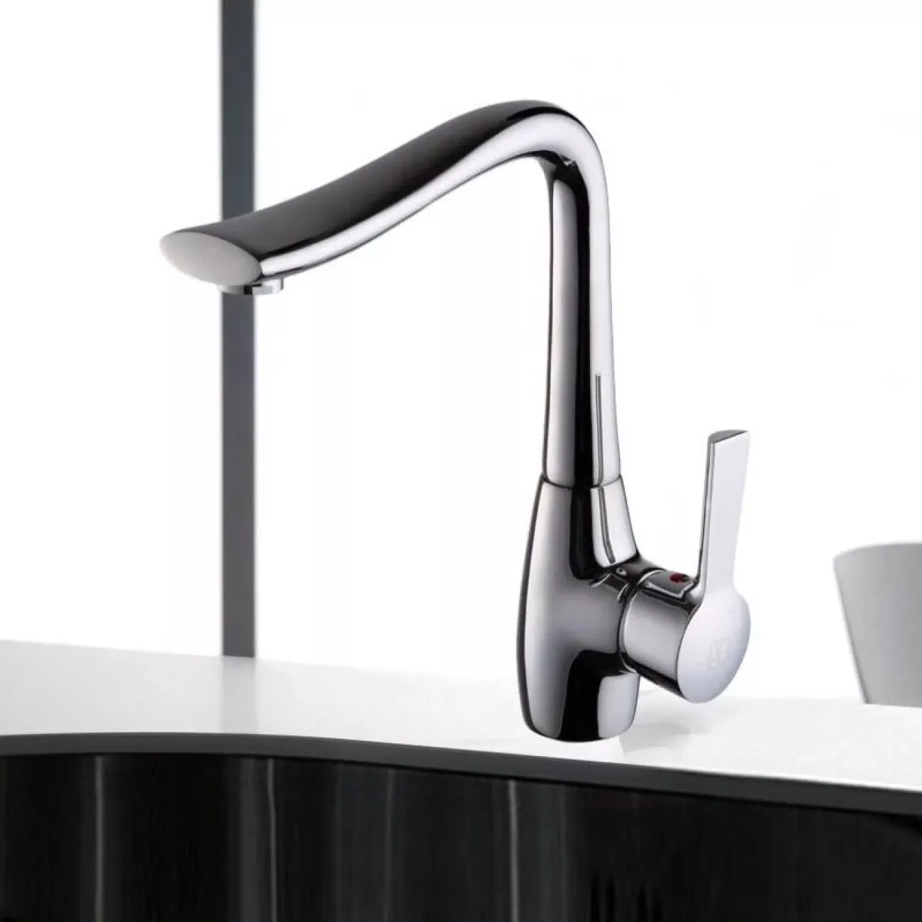 Изящный латунный смеситель для умывальника в Современном стиле LaLume MB21150-23