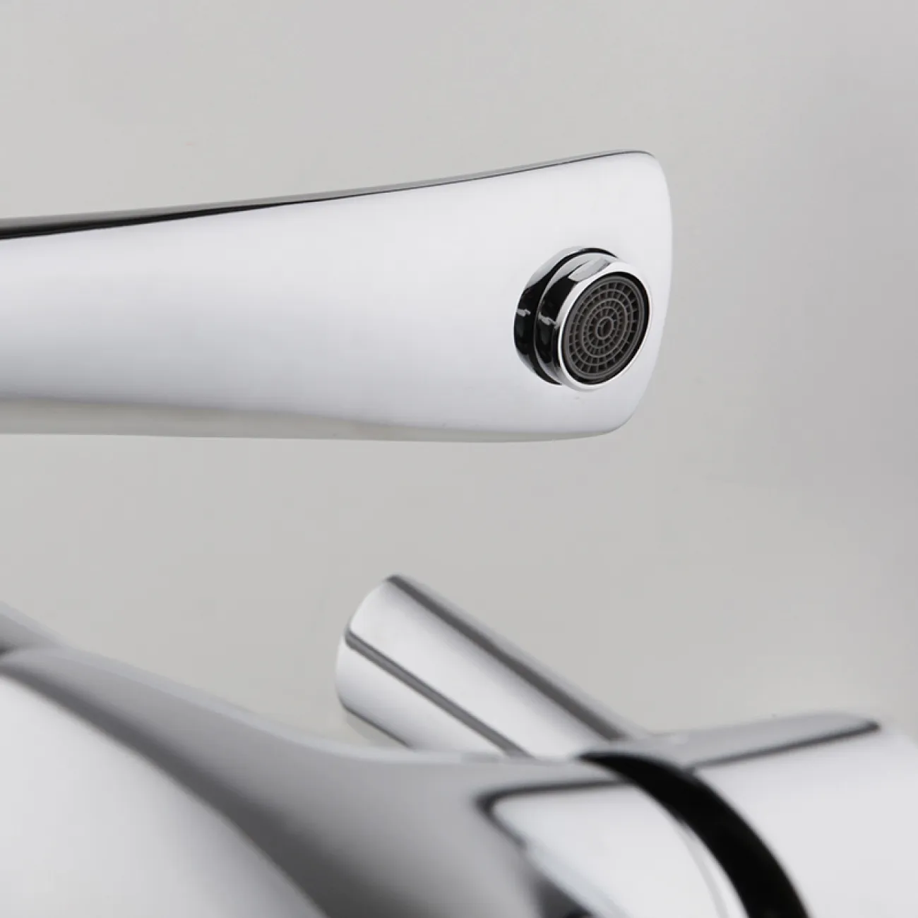 Изящный латунный смеситель для умывальника в Современном стиле LaLume MB21150-23