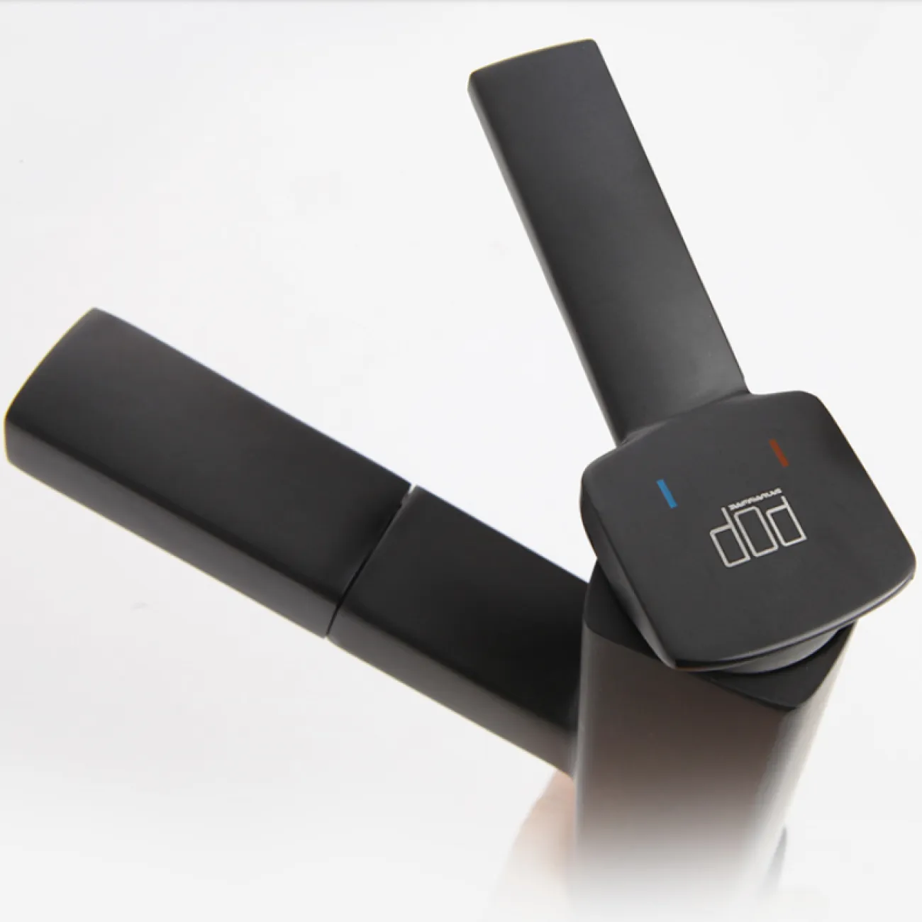 Выдвижной латунный смеситель для умывальника в Хай-тек стиле LaLume MB21152-23 Выдвижной латунный смеситель для умывальника в Хай-тек стиле LaLume MB21152-23