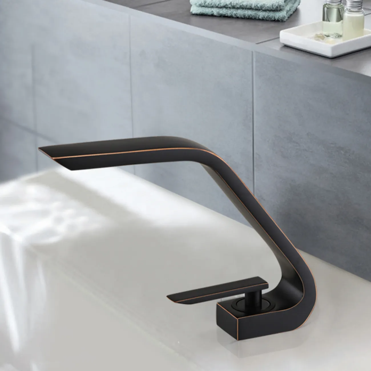 Изящный латунный смеситель для умывальника в Хай-тек стиле LaLume MB21154-23