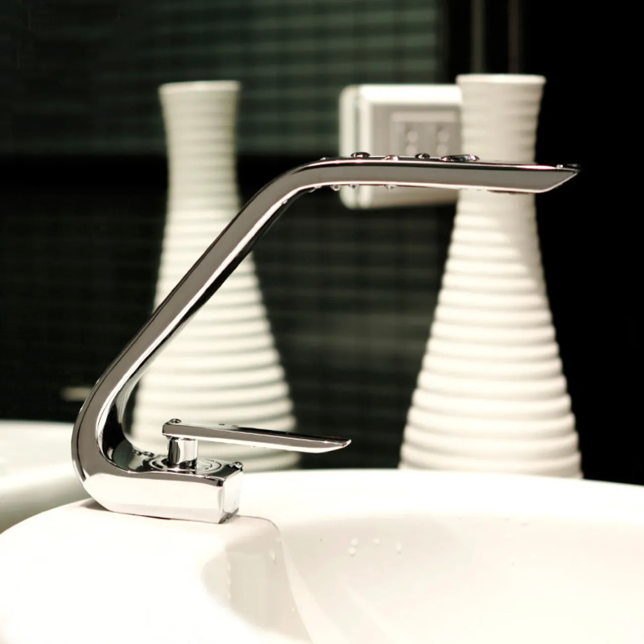 Изящный латунный смеситель для умывальника в Хай-тек стиле LaLume MB21154-23