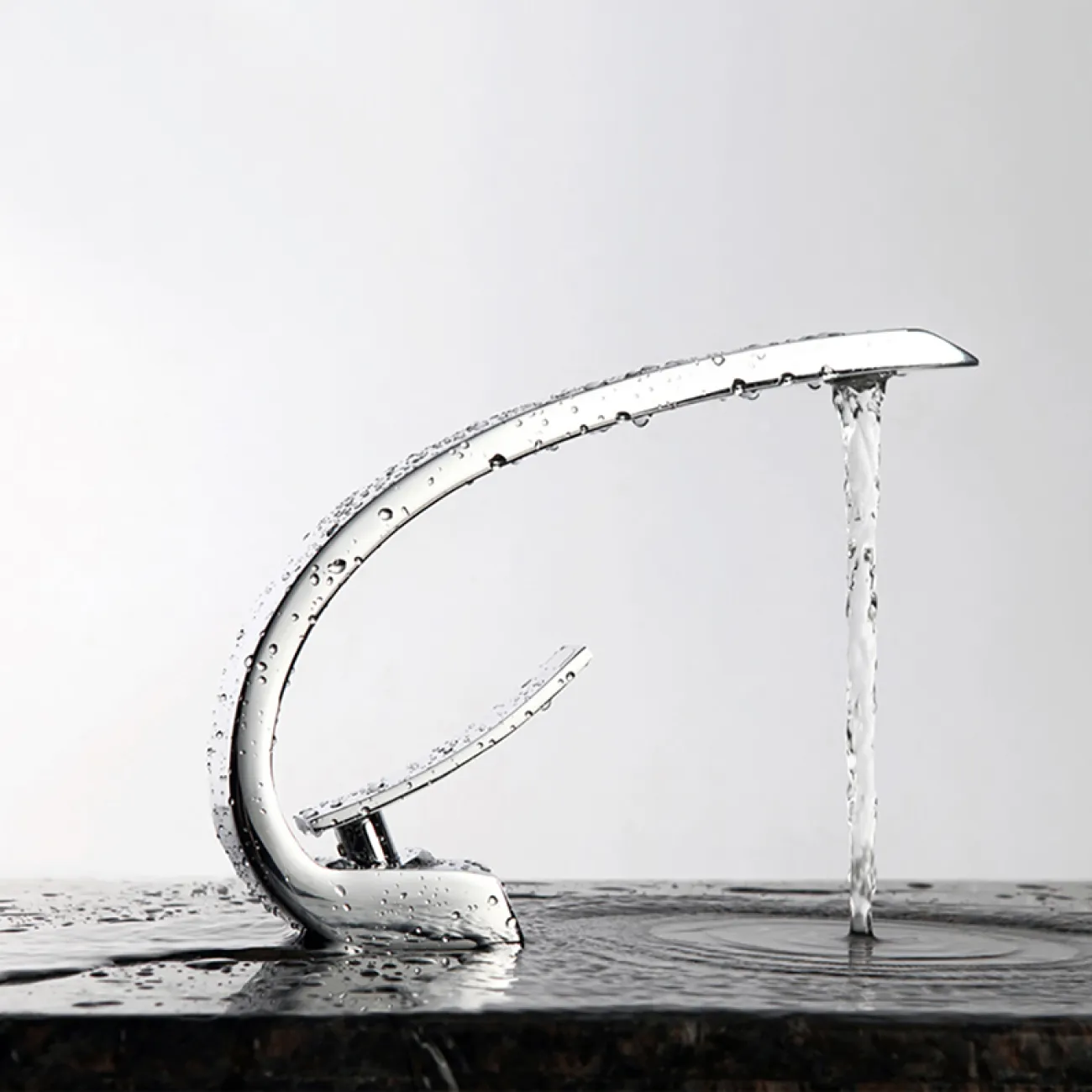 Изящный латунный смеситель для умывальника в Хай-тек стиле LaLume MB21154-23