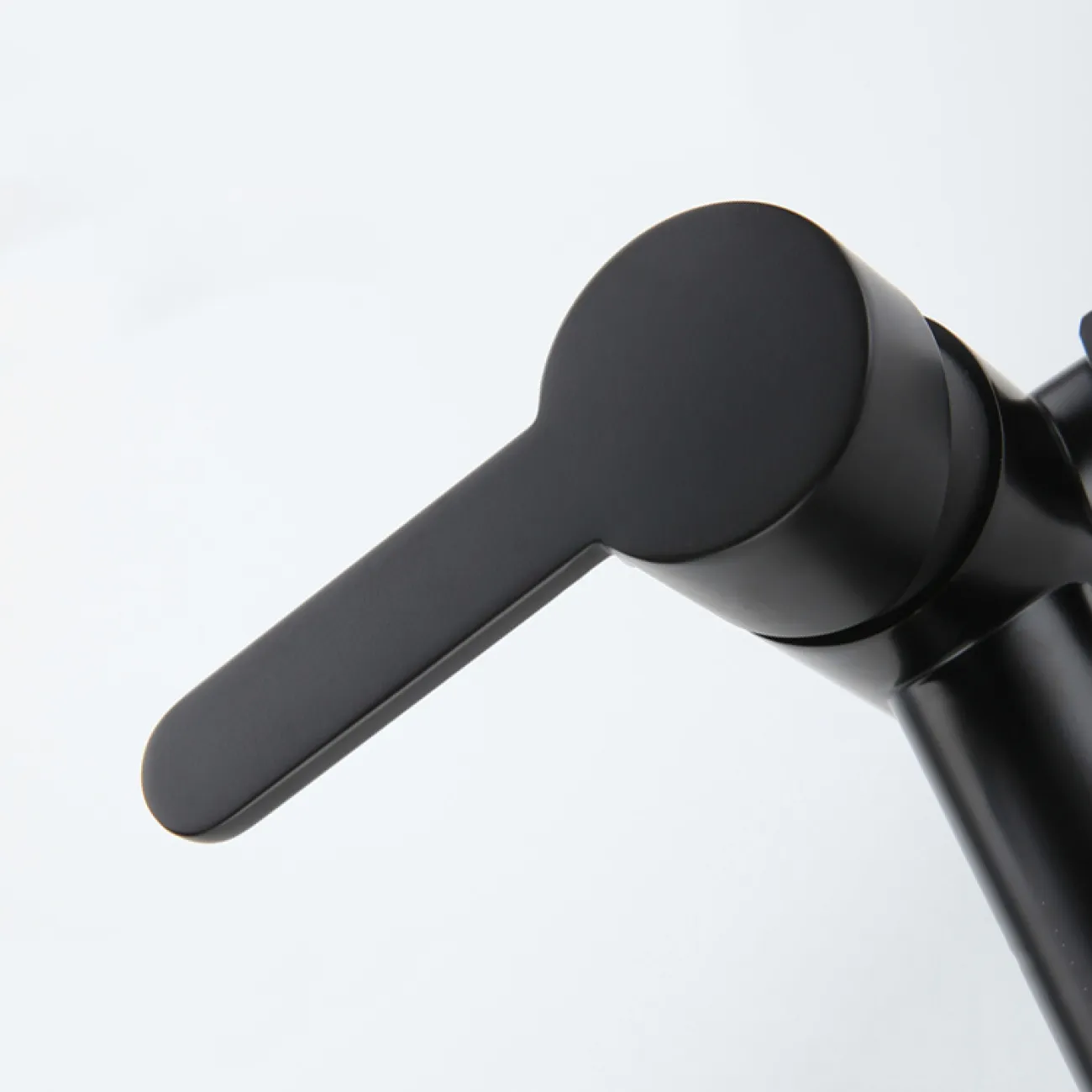 Креативный латунный смеситель с душем для ванной в Современном стиле LaLume MB21160-23