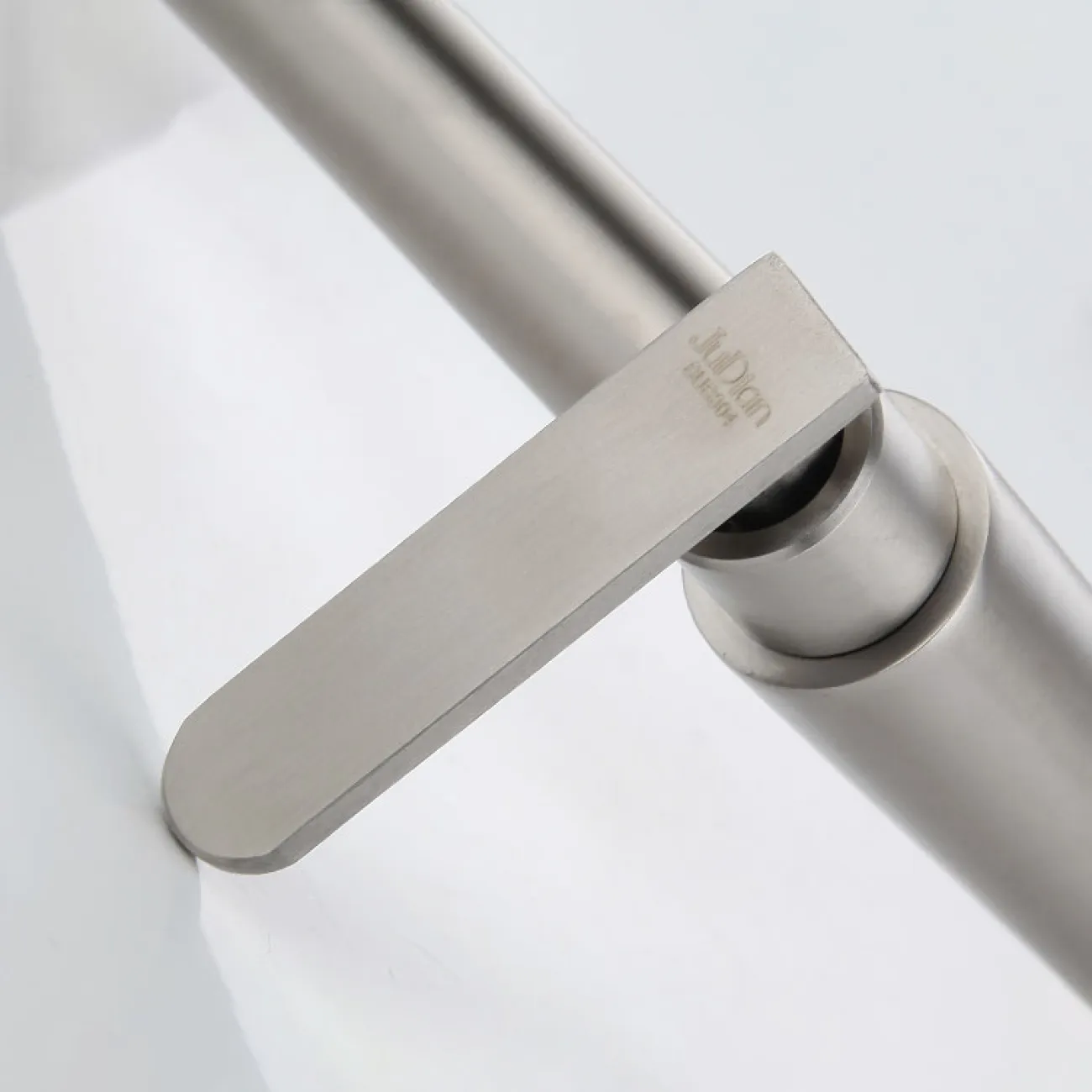 Минималистичный стальной смеситель для умывальника в Современном стиле LaLume MB21163-23