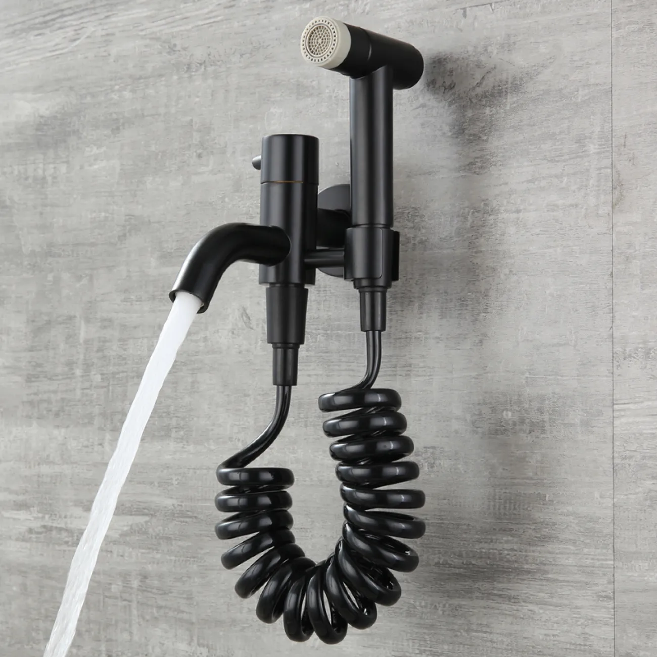 Минималистичный латунный смеситель с гигиеническим душем для ванной в Современном стиле LaLume MB21165-23 Минималистичный латунный смеситель с гигиеническим душем для ванной в Современном стиле LaLume MB21165-23