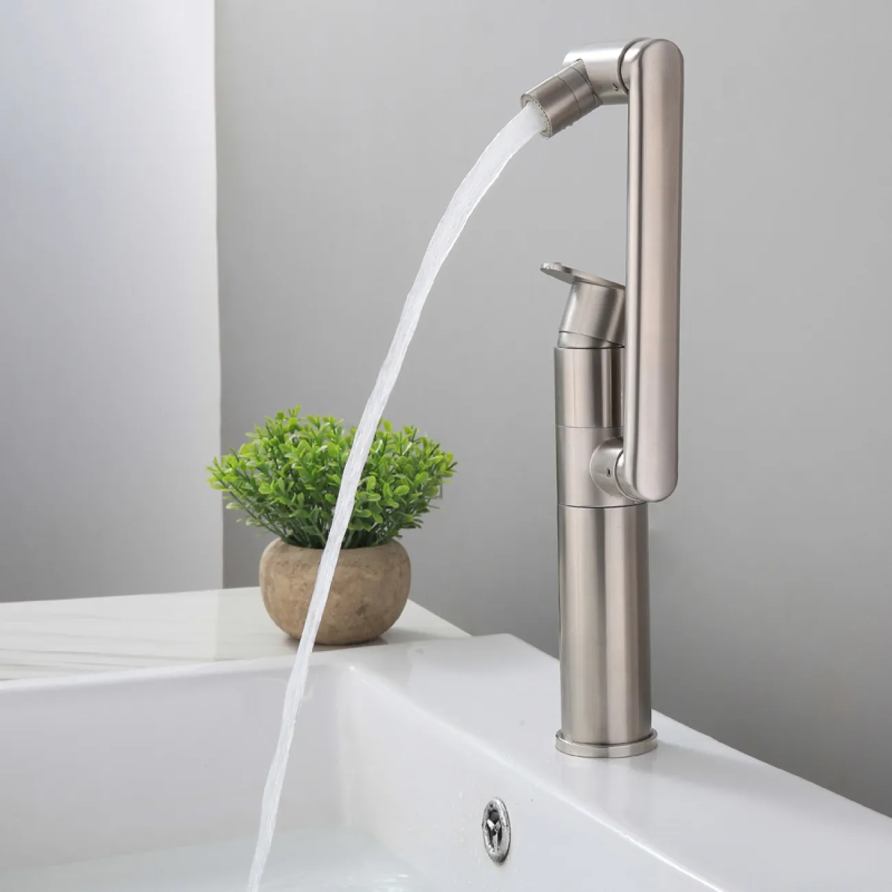 Креативный стальной смеситель для умывальника в Современном стиле LaLume MB21169-23 Креативный стальной смеситель для умывальника в Современном стиле LaLume MB21169-23