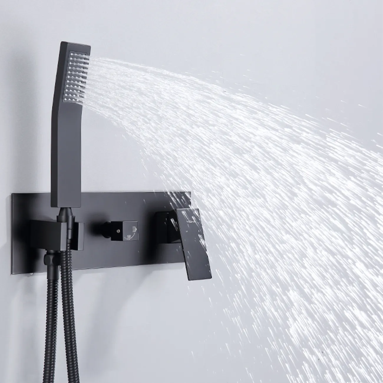 Роскошный латунный смеситель с тропическим душем для ванной в Хай-тек стиле LaLume MB21180-23