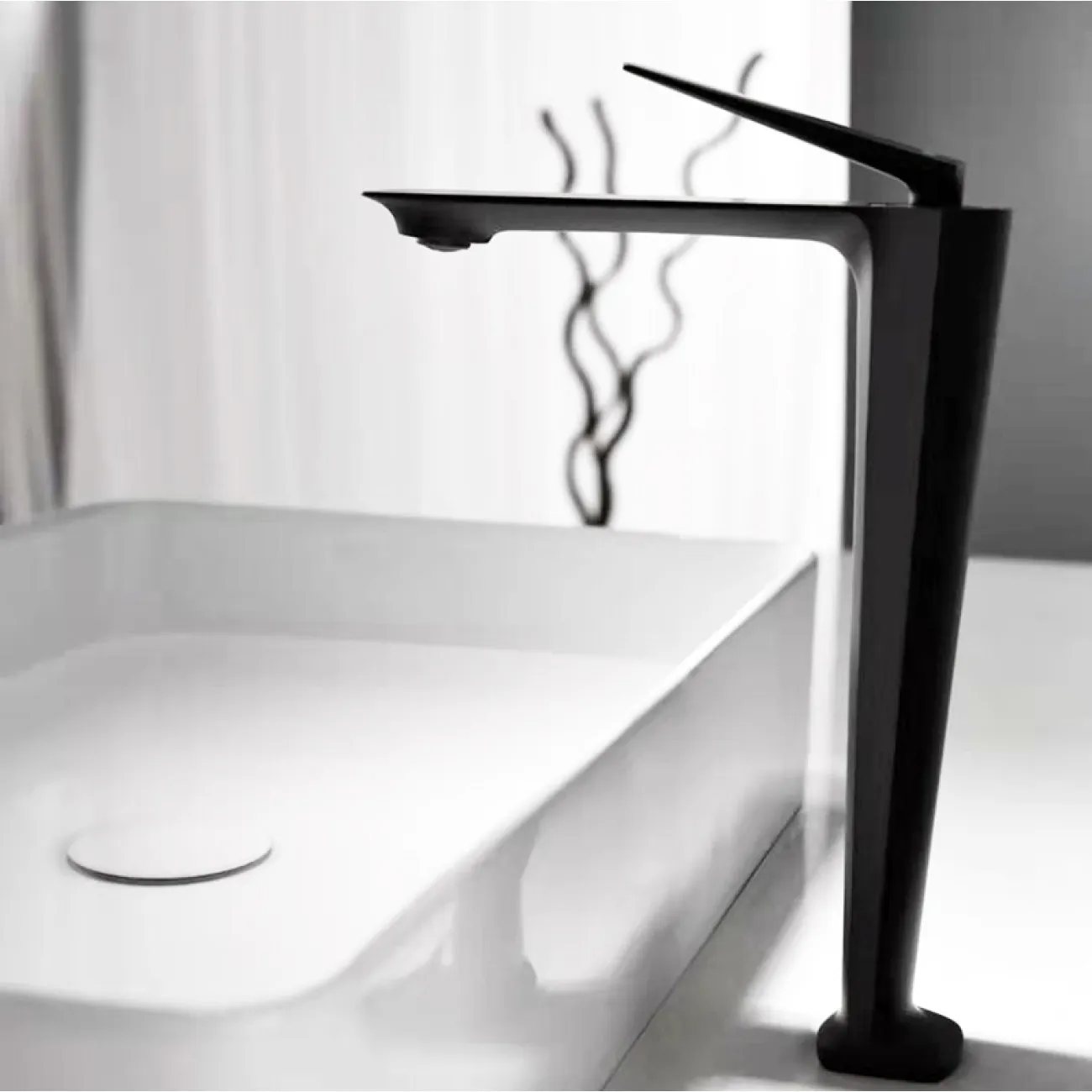 Изящный латунный смеситель для умывальника в Современном стиле LaLume MB21187-23