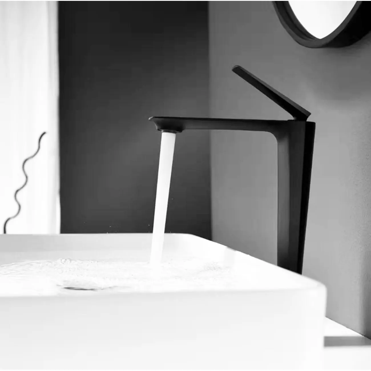 Изящный латунный смеситель для умывальника в Современном стиле LaLume MB21187-23