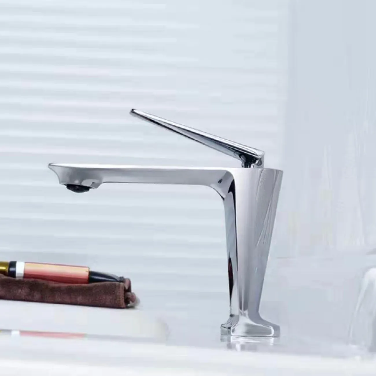 Изящный латунный смеситель для умывальника в Современном стиле LaLume MB21187-23