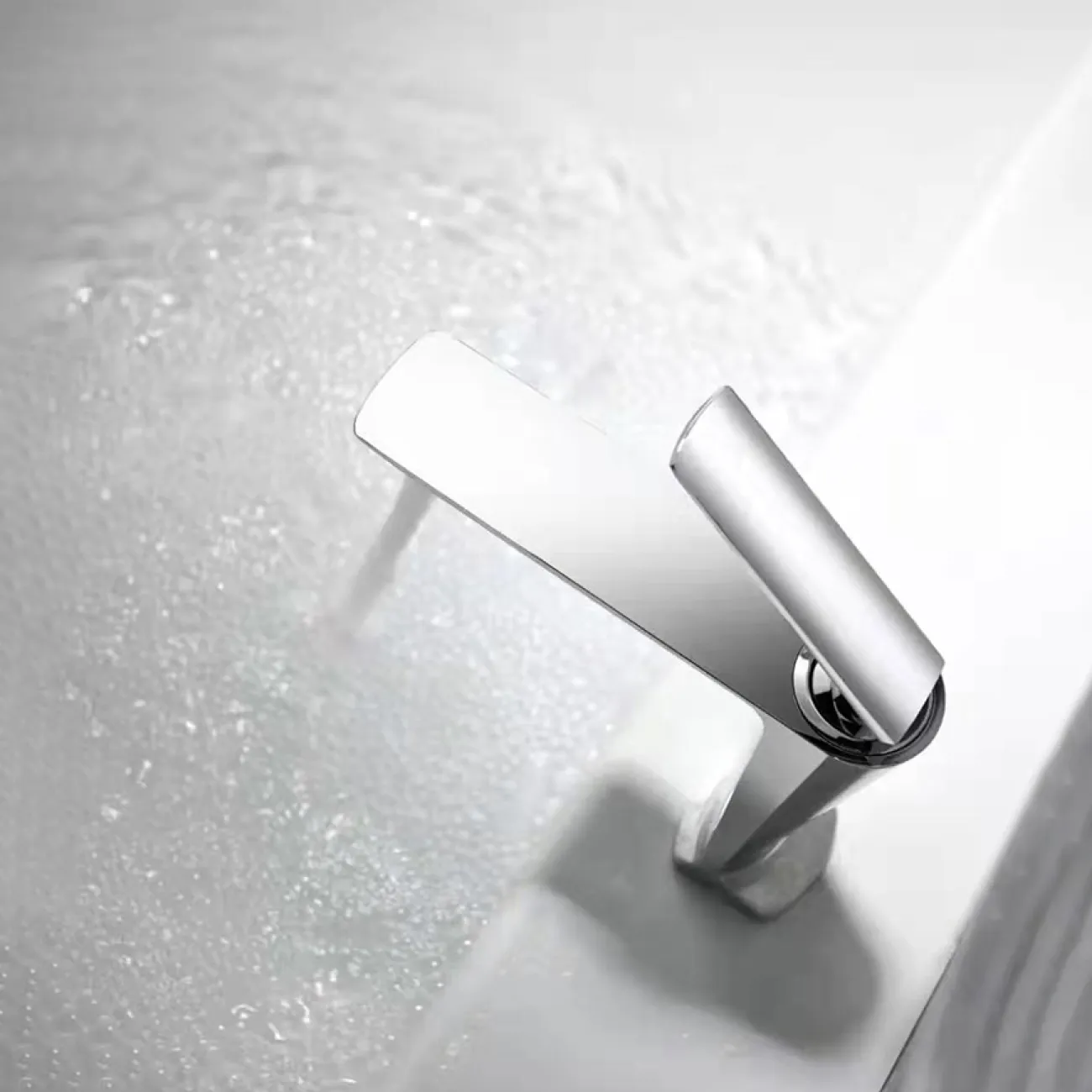 Изящный латунный смеситель для умывальника в Современном стиле LaLume MB21187-23