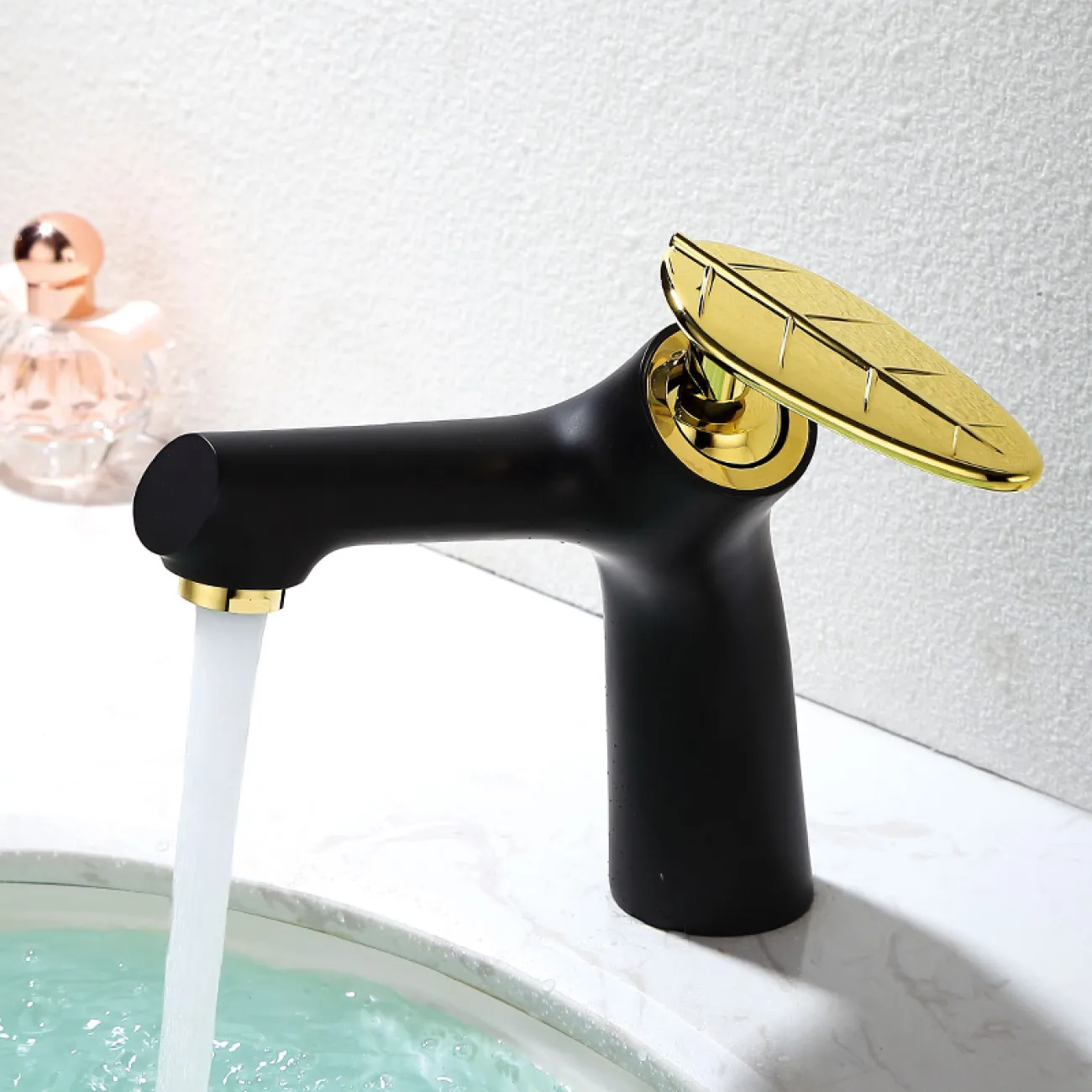 Креативный латунный смеситель для умывальника в Современном стиле LaLume MB21192-23