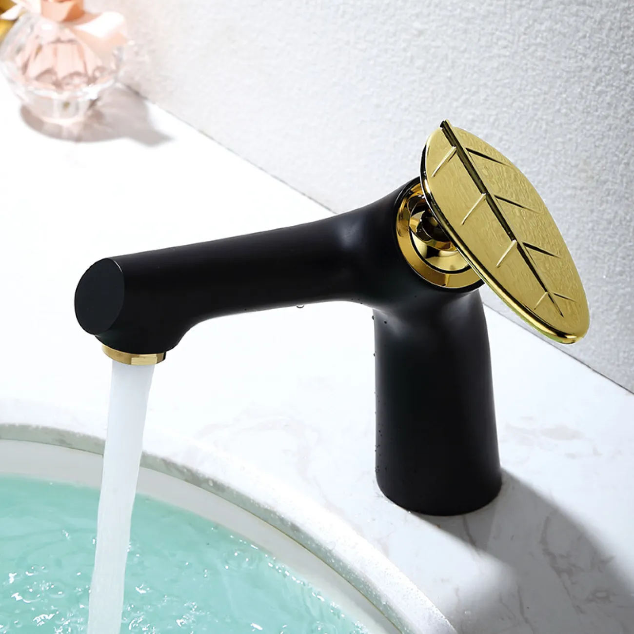 Креативный латунный смеситель для умывальника в Современном стиле LaLume MB21192-23