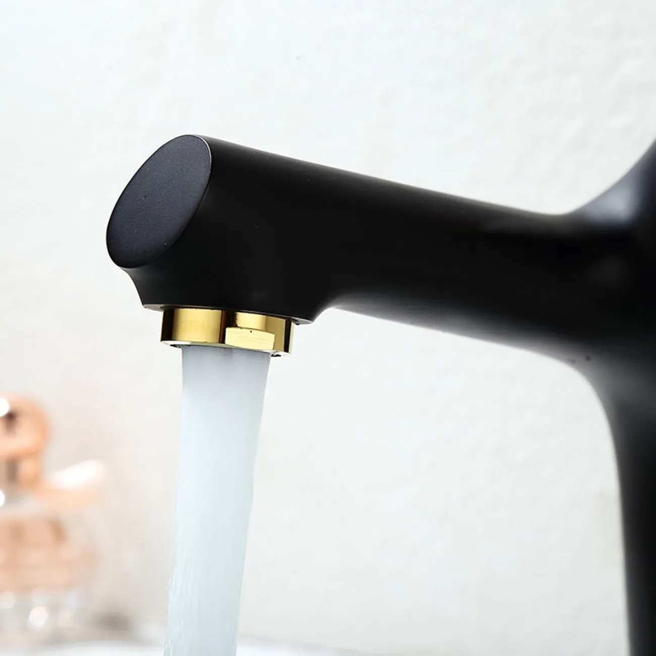 Креативный латунный смеситель для умывальника в Современном стиле LaLume MB21192-23