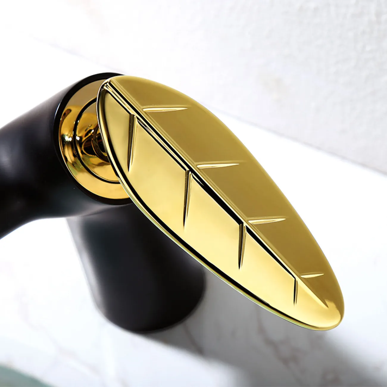 Креативный латунный смеситель для умывальника в Современном стиле LaLume MB21192-23