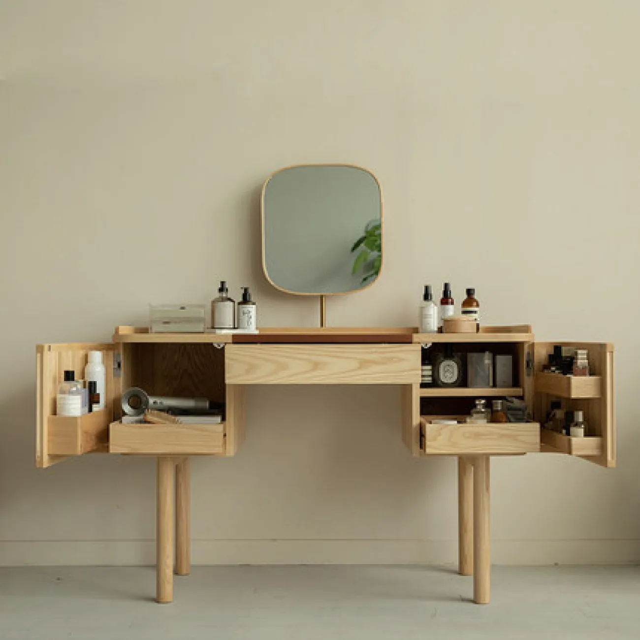 Роскошный туалетный столик LaLume AR21221-23 с зеркалом Роскошный туалетный столик LaLume AR21221-23 с зеркалом