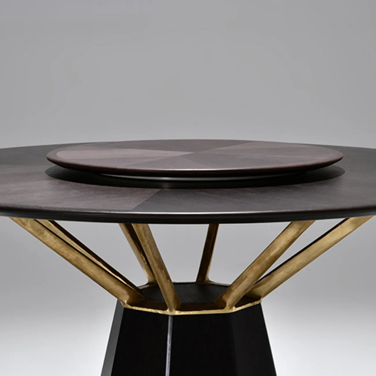 Круглый обеденный стол LaLume AR21226-23 King Round Table