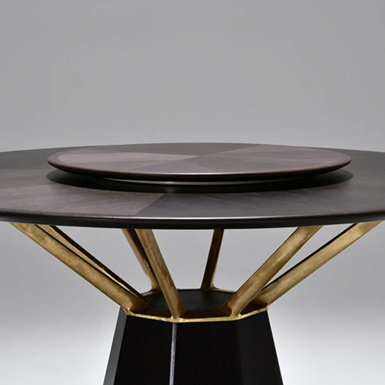 Круглый обеденный стол LaLume AR21226-23 King Round Table Круглый обеденный стол LaLume AR21226-23 King Round Table