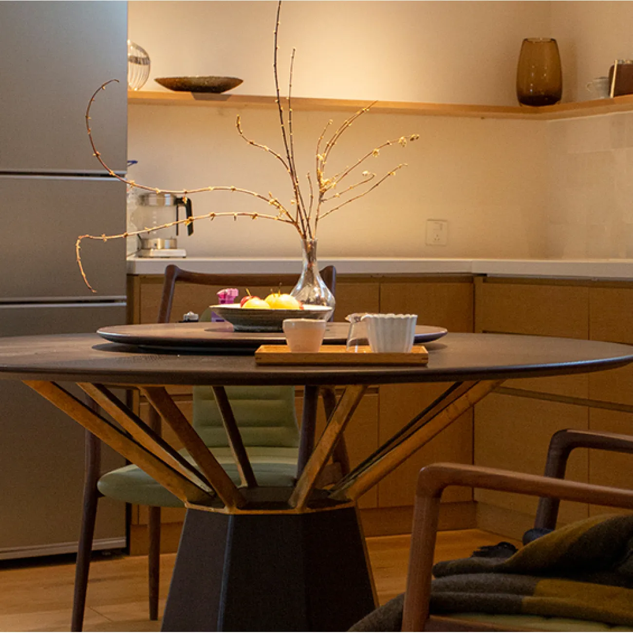 Круглый обеденный стол LaLume AR21226-23 King Round Table Круглый обеденный стол LaLume AR21226-23 King Round Table