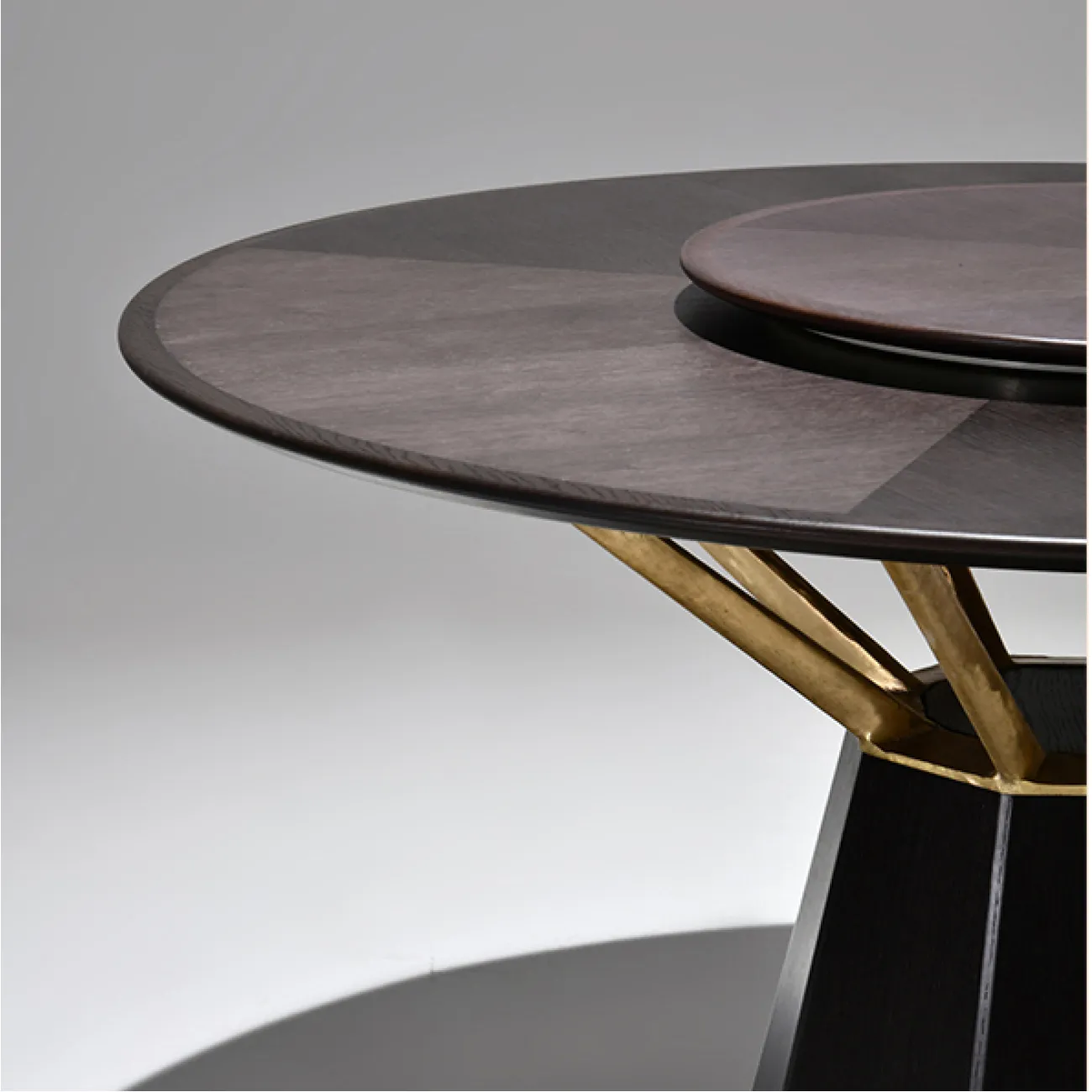 Круглый обеденный стол LaLume AR21226-23 King Round Table Круглый обеденный стол LaLume AR21226-23 King Round Table