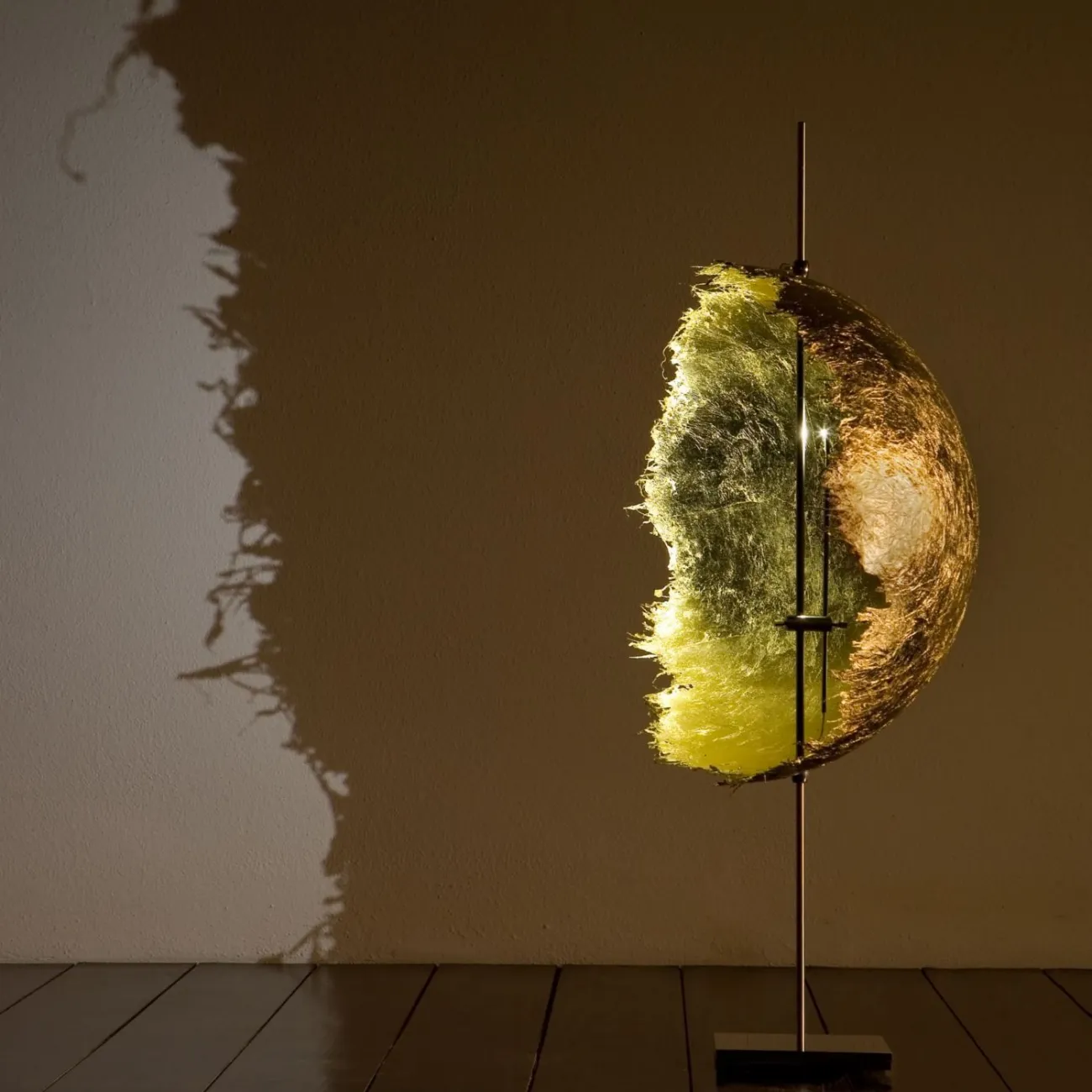 Полукруглая настольная дизайнерская лампа Threasure