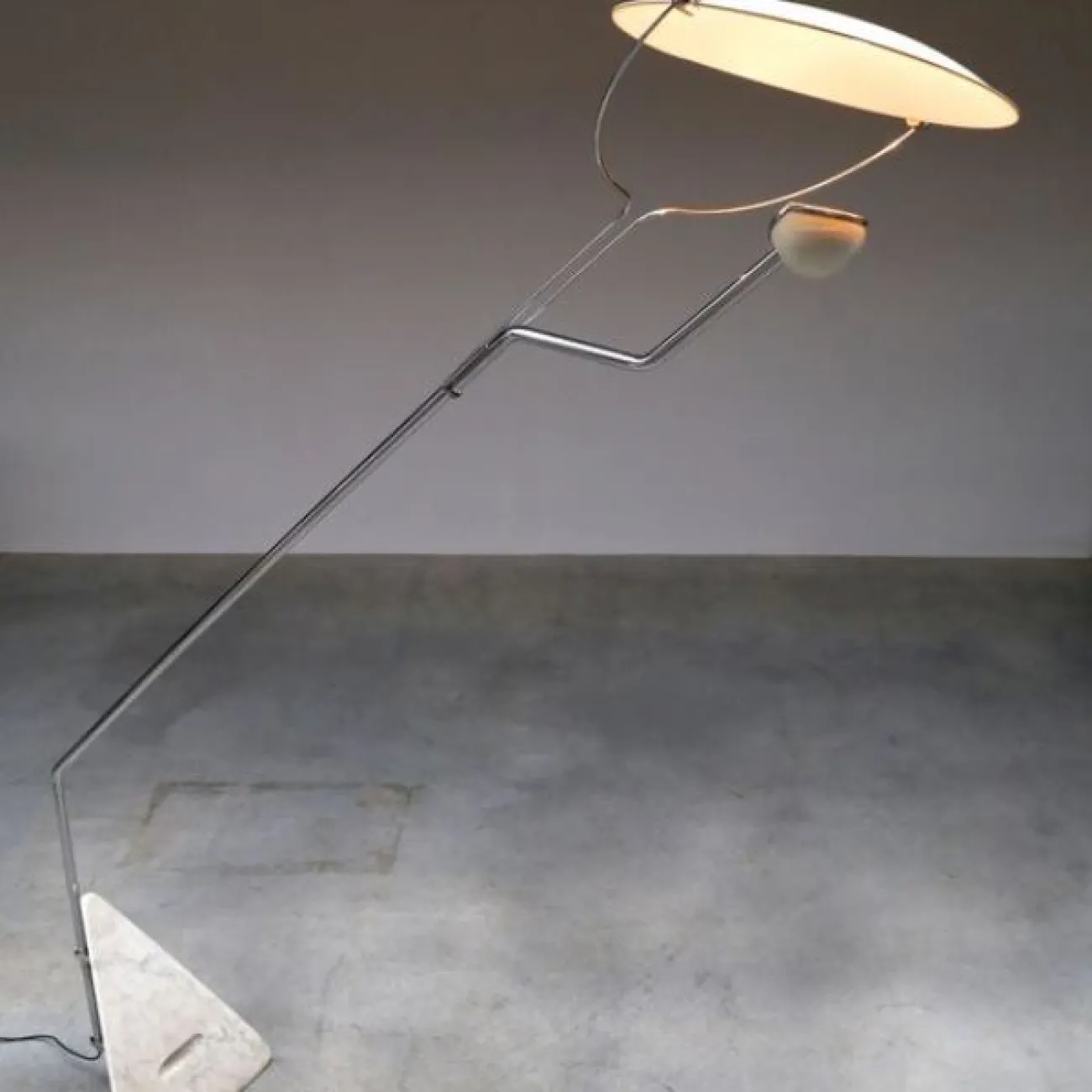 Напольная дизайнерская лампа-торшер на пирамидальном мраморном основанием Riflessione