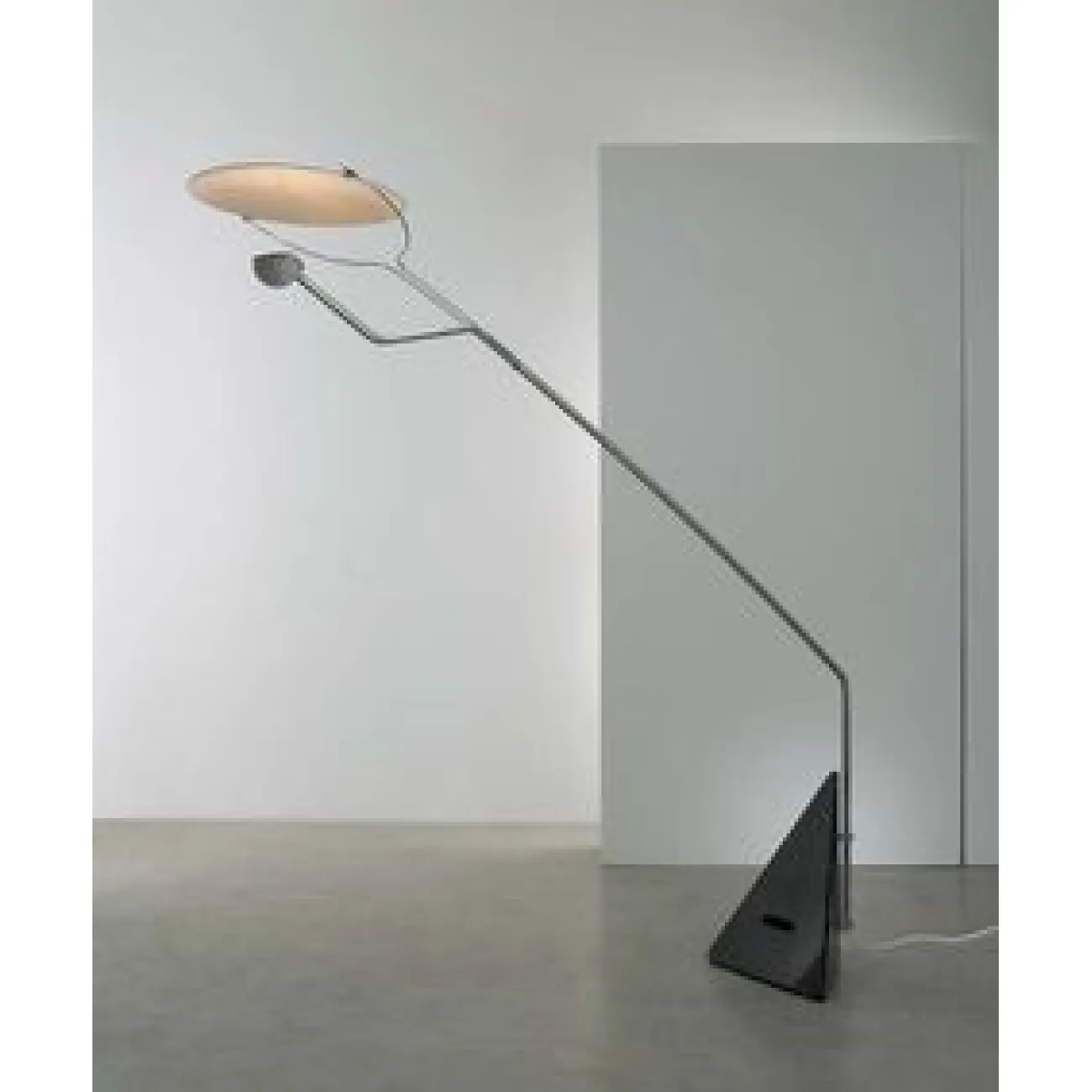 Напольная дизайнерская лампа-торшер на пирамидальном мраморном основанием Riflessione