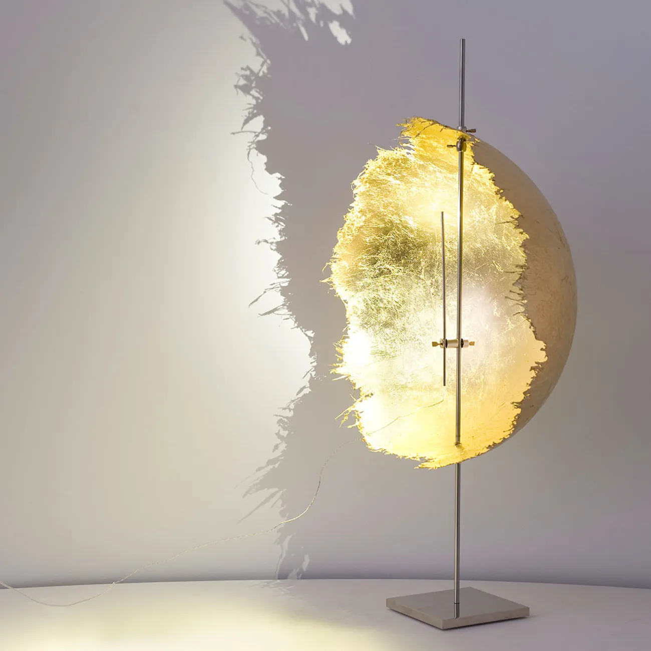 Полукруглая настольная дизайнерская лампа Threasure