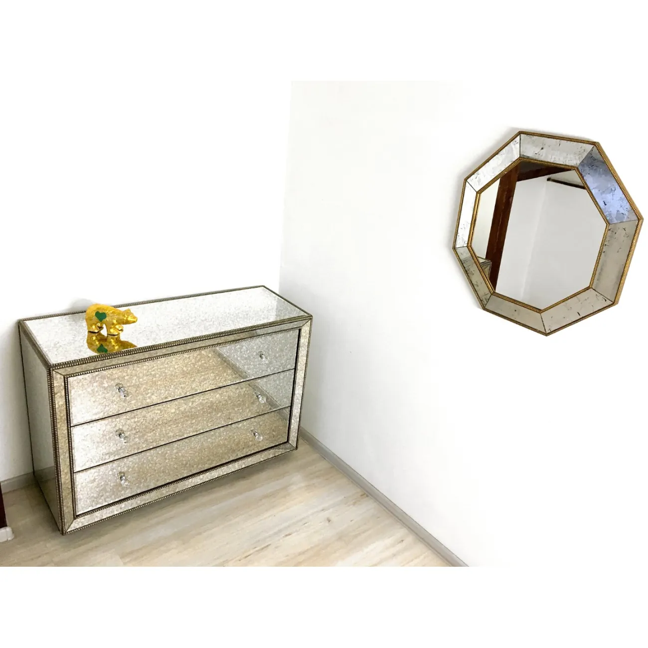 Зеркальный комод Hugo от LaLume