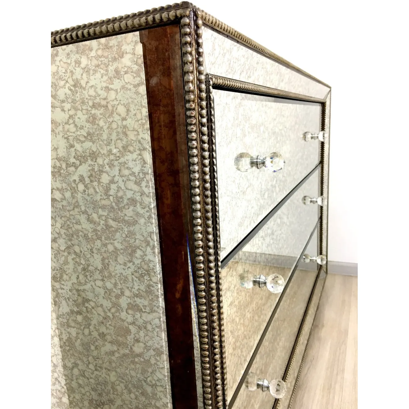 Зеркальный комод Hugo от LaLume