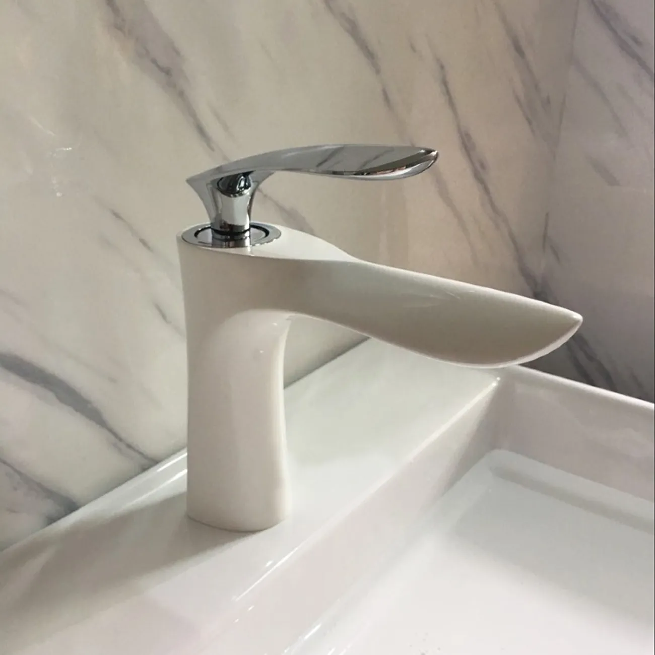 Современный латунный смеситель для ванной комнаты LaLume MB20495-23 Современный латунный смеситель для ванной комнаты LaLume MB20495-23