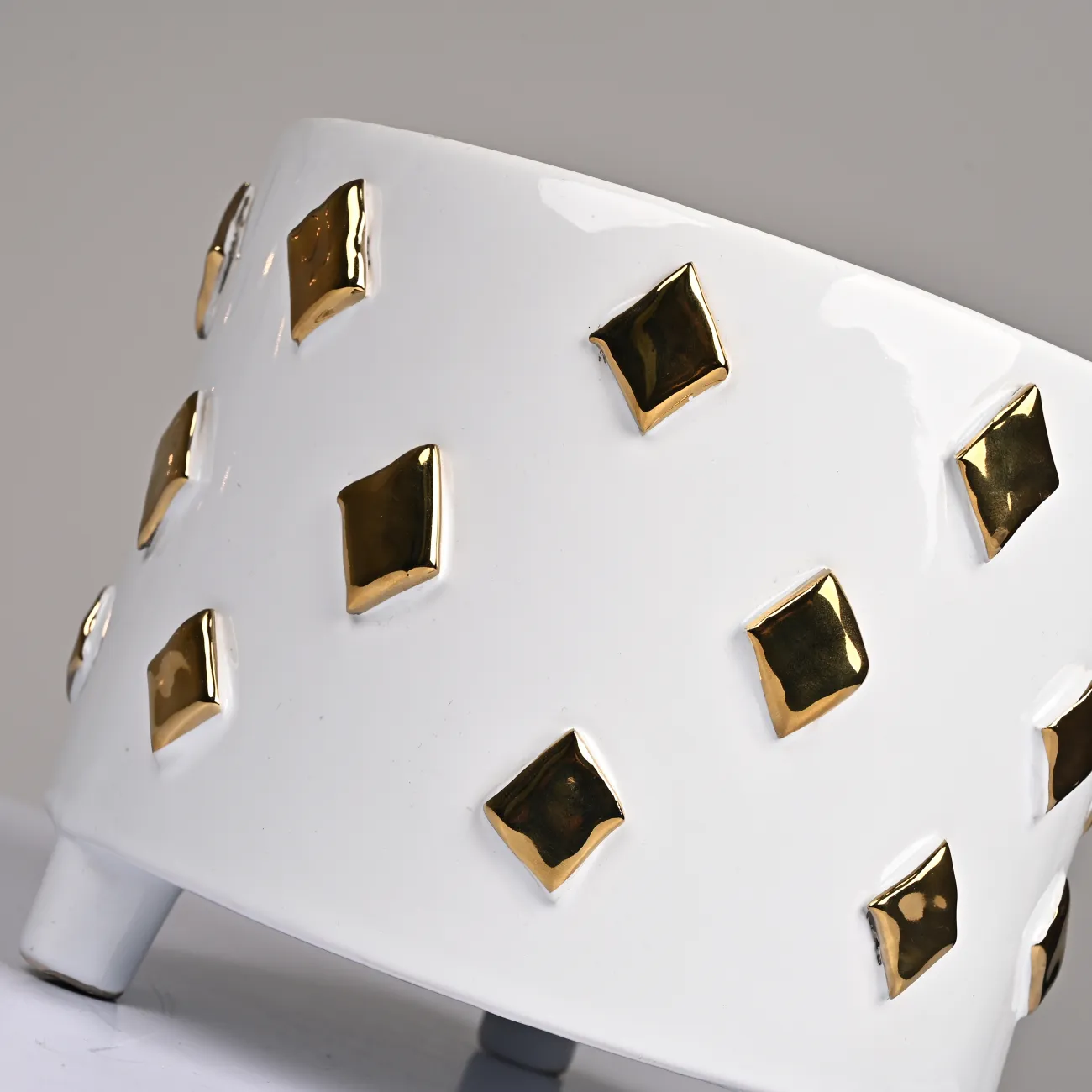 Белая и золотистая керамическая чаша LaLume DK_FA-D2048A Белая и золотистая керамическая чаша LaLume DK_FA-D2048A