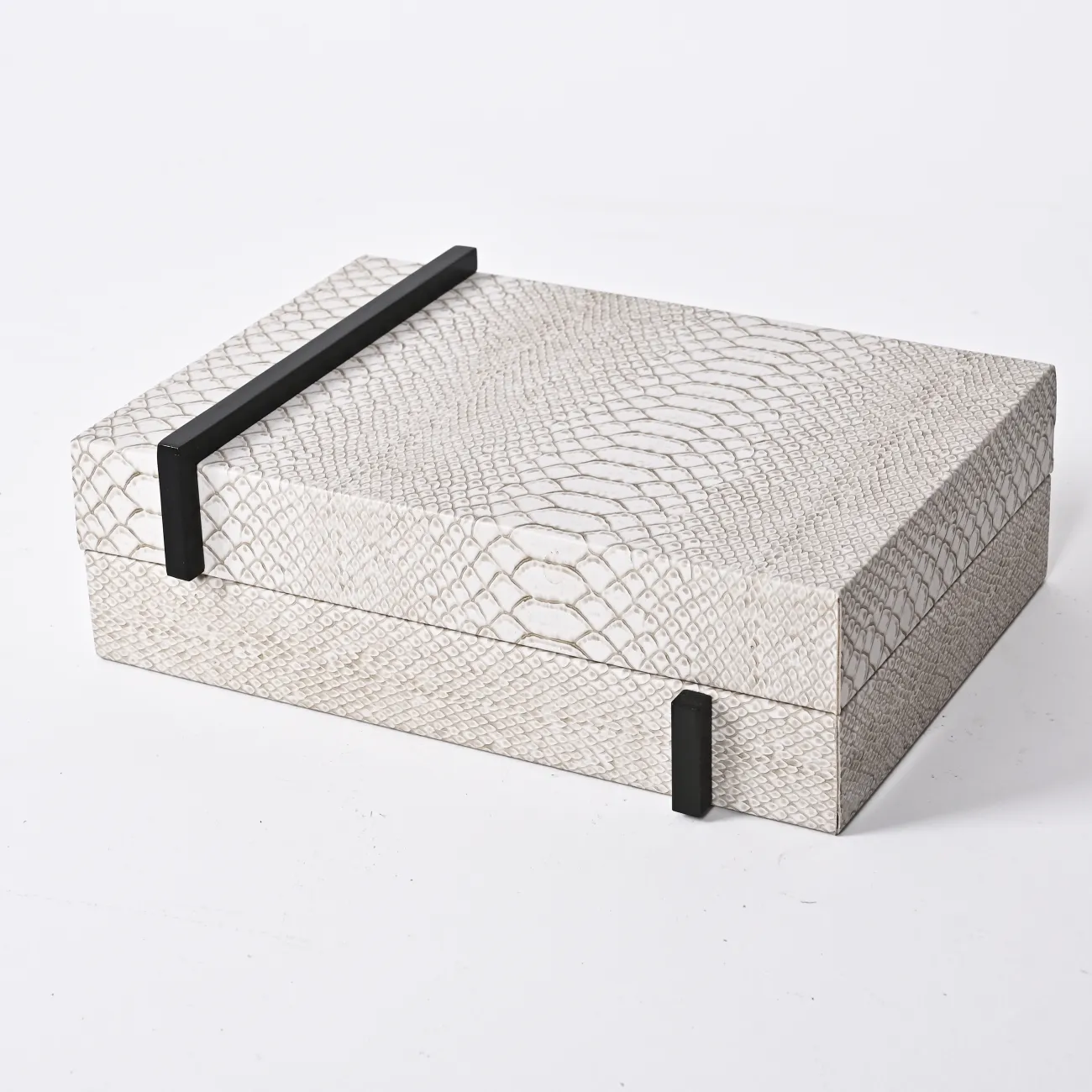 Белая квадратная декоративная коробка LaLume DK_FB-PG2017B L23