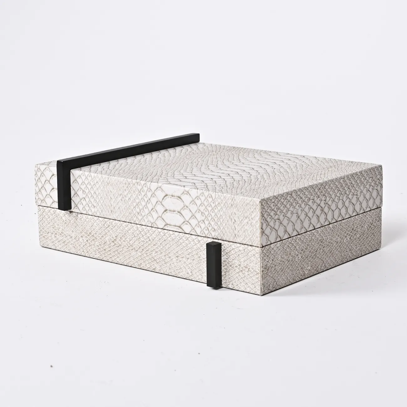 Белая квадратная декоративная коробка LaLume DK_FB-PG2017B L23