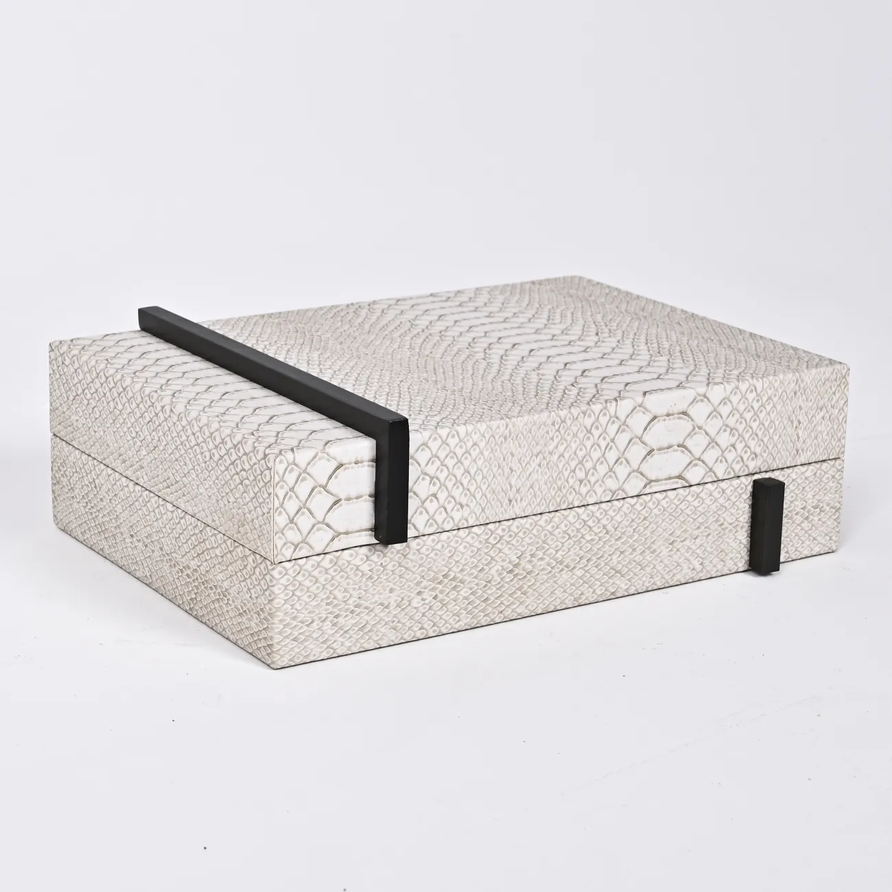 Белая квадратная декоративная коробка LaLume DK_FB-PG2017B L23