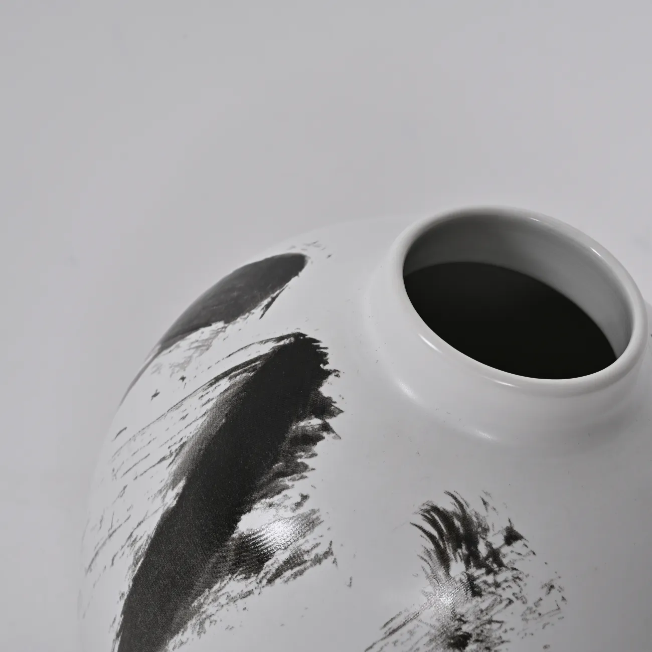 Современная декоративная керамическая ваза «Мазок кистью» LaLume DK606580-23 H21.5 Современная декоративная керамическая ваза «Мазок кистью» LaLume DK606580-23 H21.5