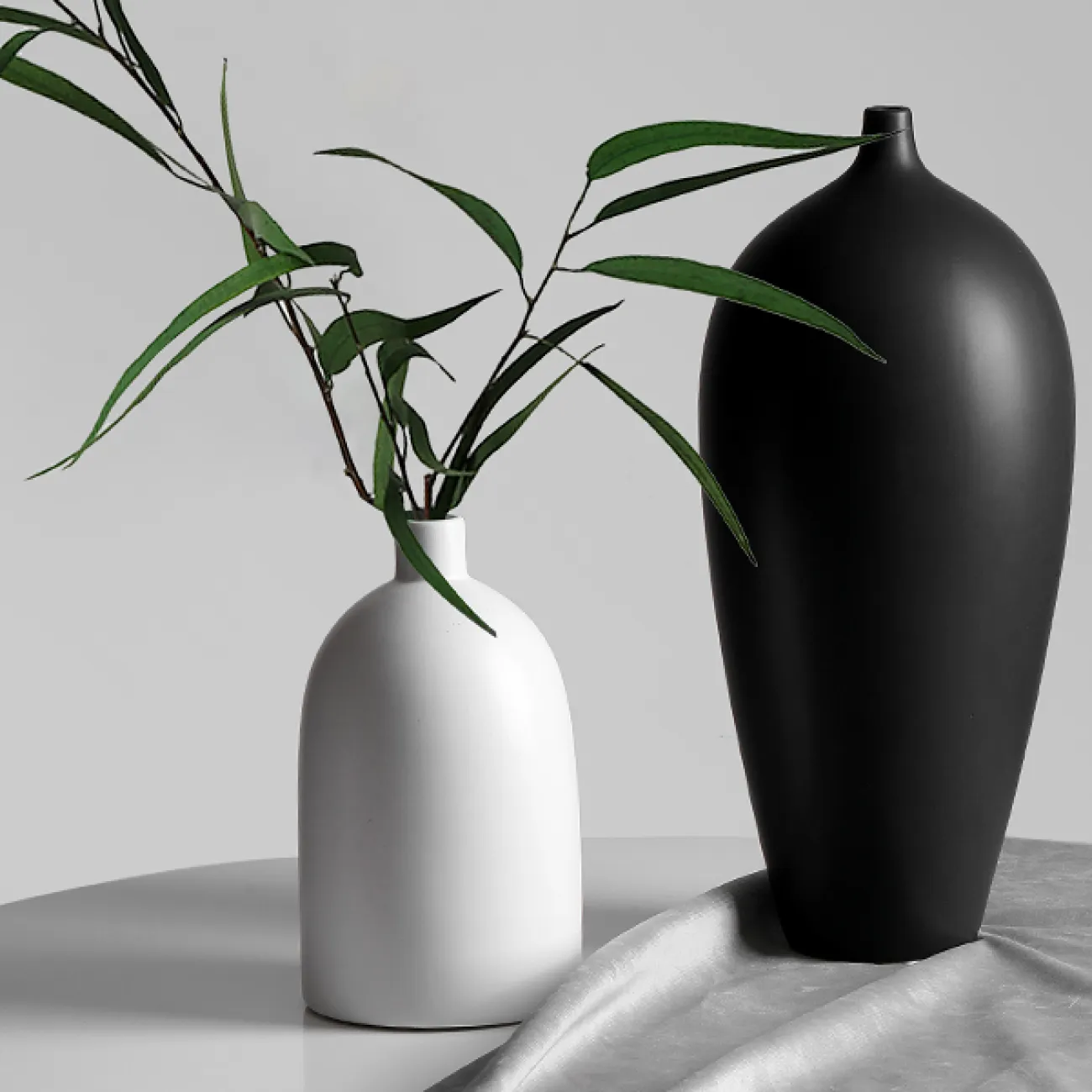 Керамическая ваза с узким горлом Smooth