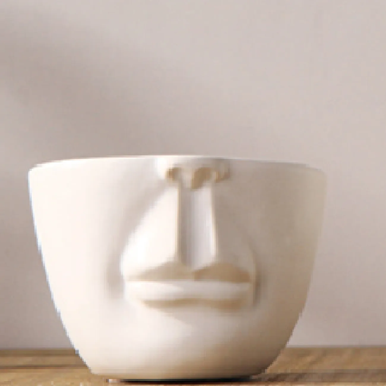 Керамический белый горшок Face