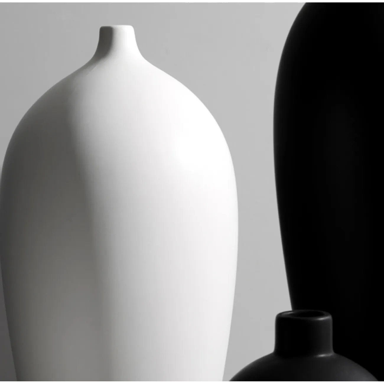 Керамическая ваза с узким горлом Smooth