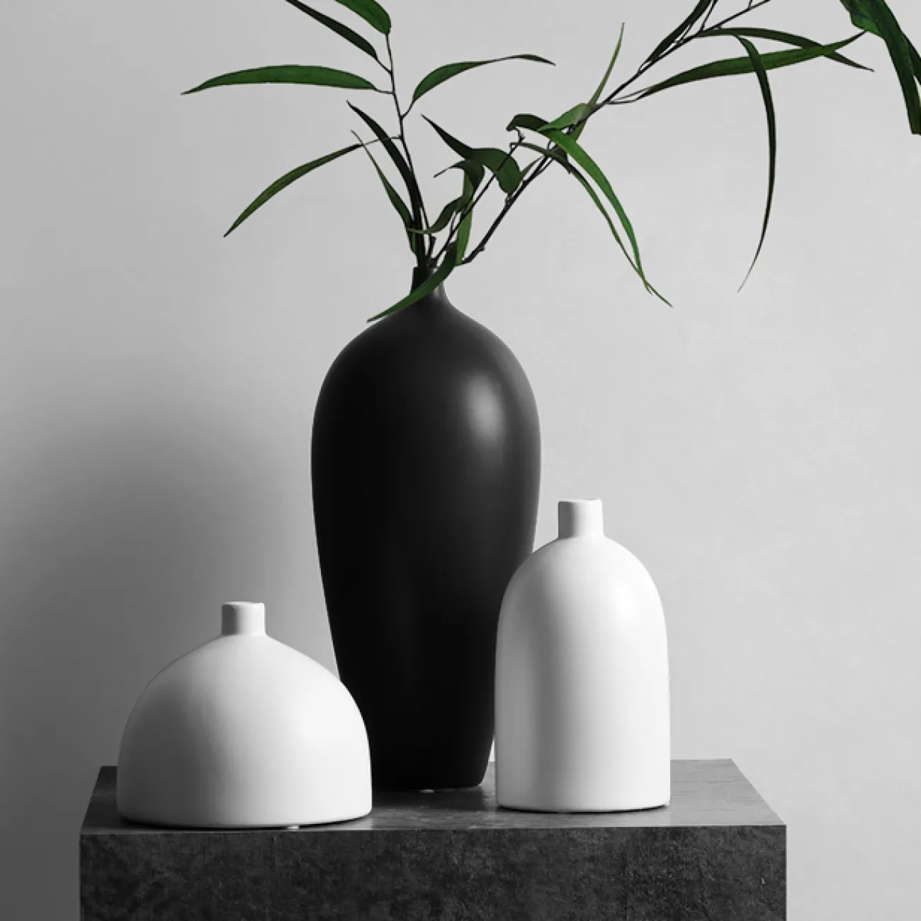 Керамическая ваза с узким горлом Smooth