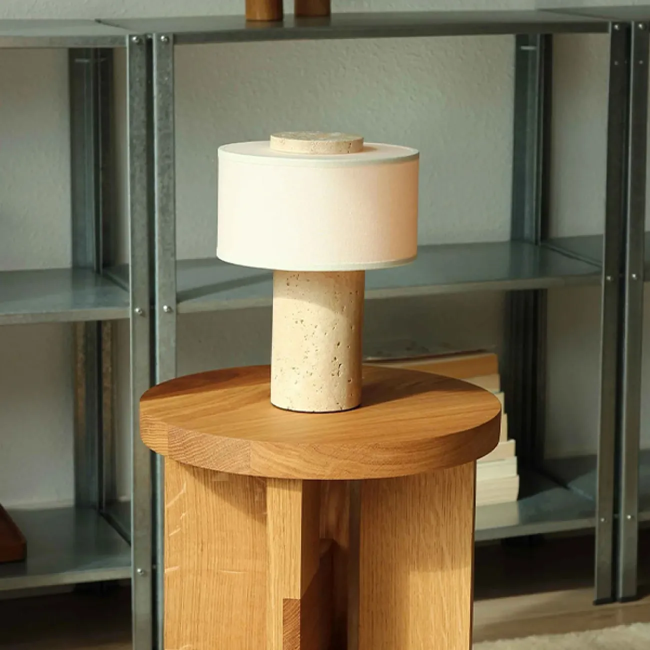 Настольная лампа Travertine Pillar на аккумуляторной батарее от LaLume Настольная лампа Travertine Pillar на аккумуляторной батарее от LaLume