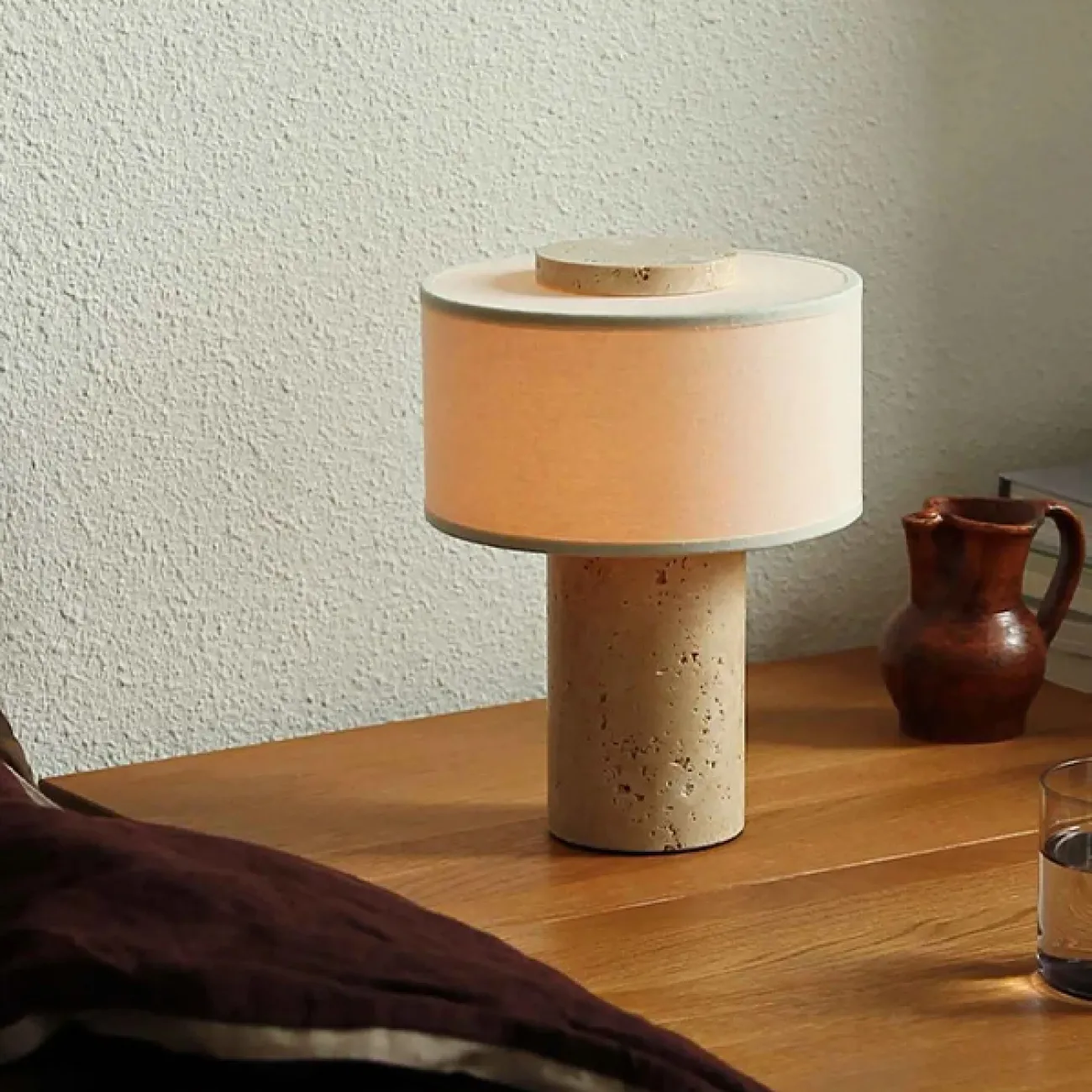 Настольная лампа Travertine Pillar на аккумуляторной батарее от LaLume Настольная лампа Travertine Pillar на аккумуляторной батарее от LaLume