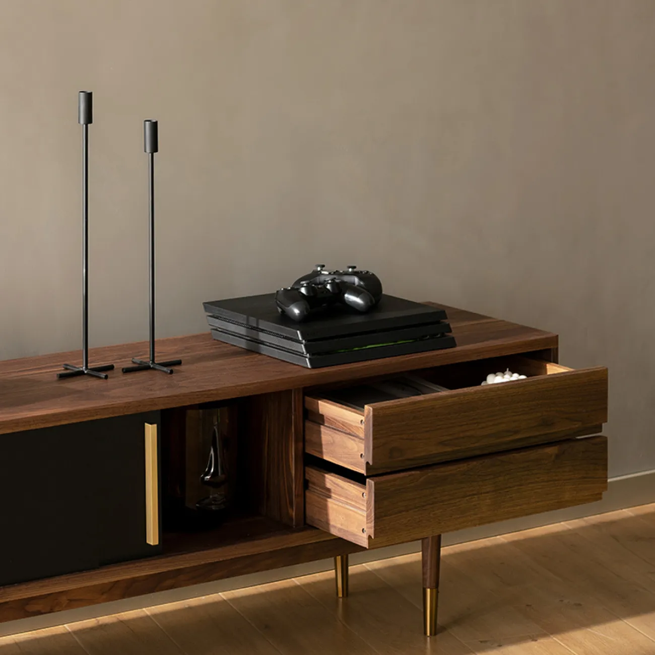 Комод под телевизор из цельного дерева WOODSTIK 35634-29