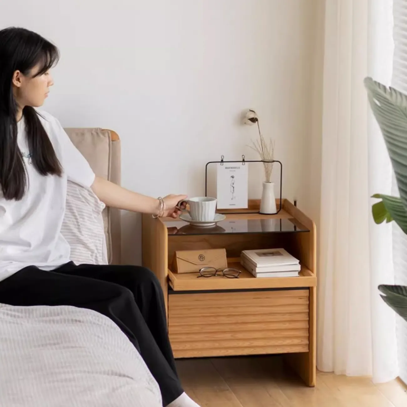 Прикроватная тумба с подсветкой и беспроводной зарядкой WOODSTIK 35639-29