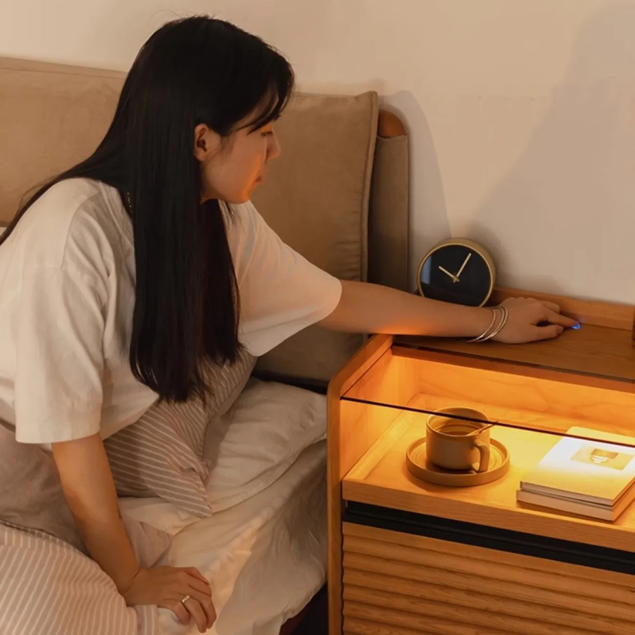 Прикроватная тумба с подсветкой и беспроводной зарядкой WOODSTIK 35639-29