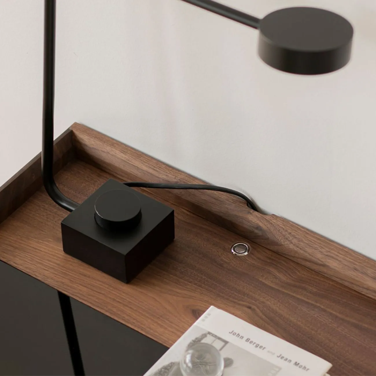 Прикроватная тумба с подсветкой и беспроводной зарядкой WOODSTIK 35639-29