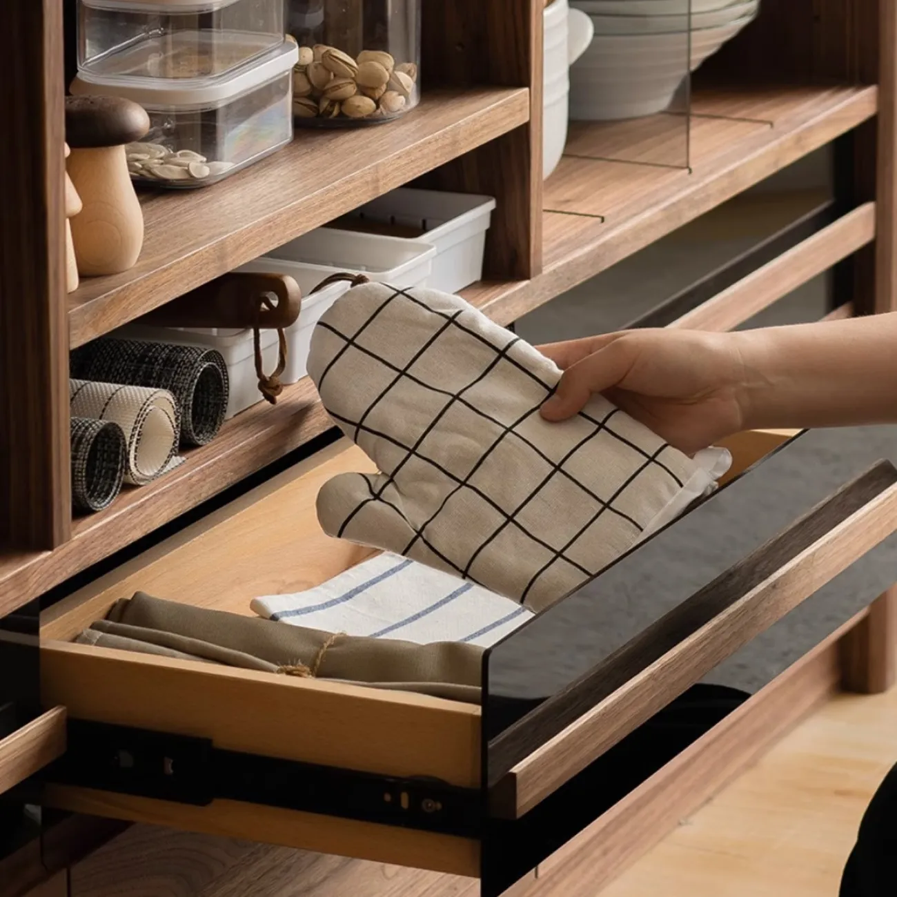 Книжный комод со стеклянной дверью WOODSTIK Nordic 35640-29 Книжный комод со стеклянной дверью WOODSTIK Nordic 35640-29