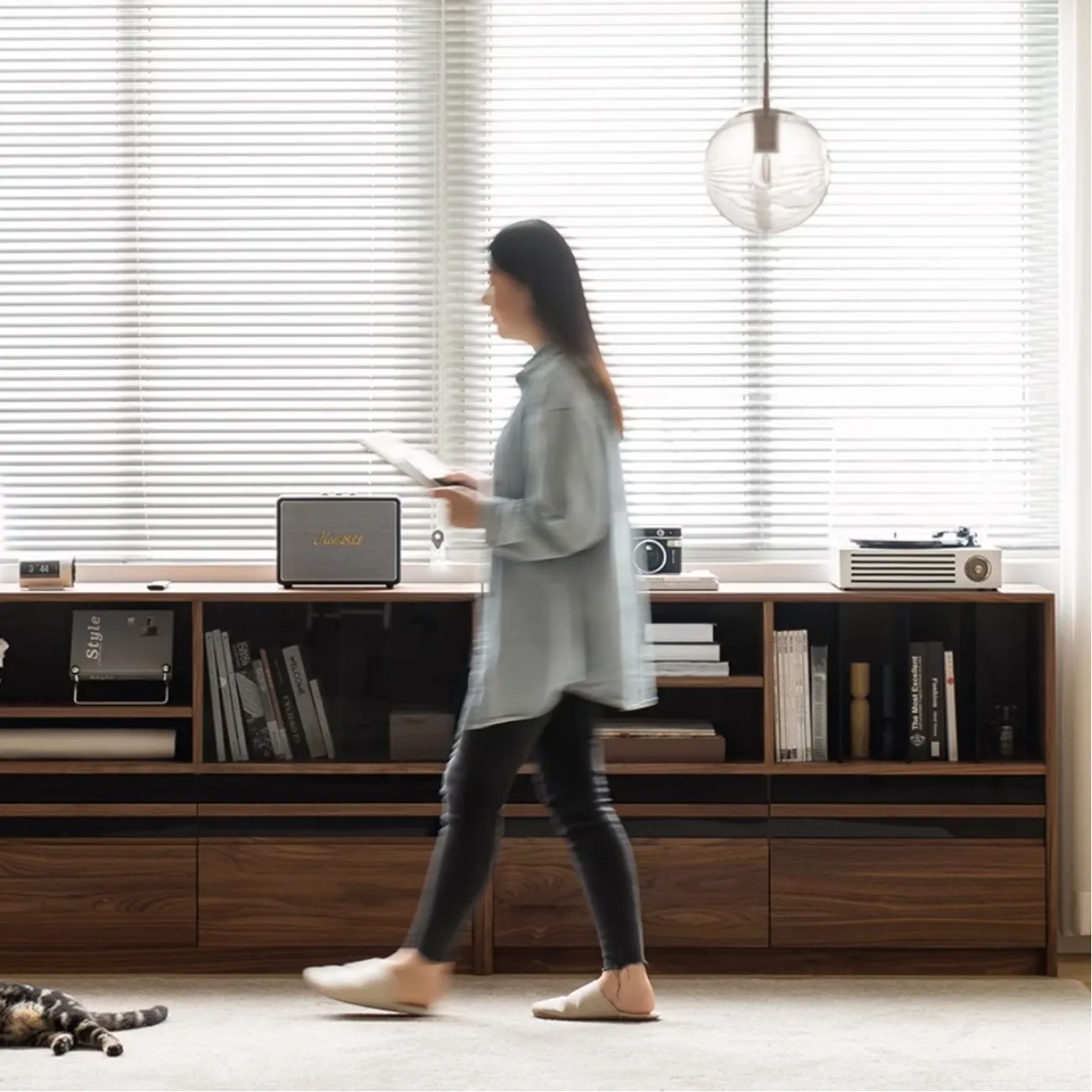 Книжный комод со стеклянной дверью WOODSTIK Nordic 35640-29 Книжный комод со стеклянной дверью WOODSTIK Nordic 35640-29