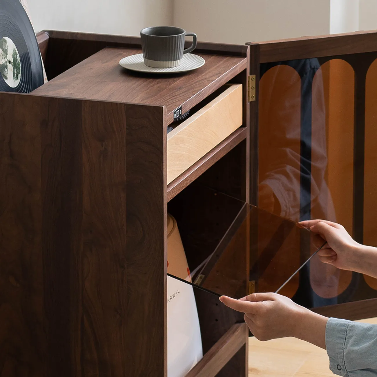 Современная тумбочка с колесиками WOODSTIK 35641-29 Современная тумбочка с колесиками WOODSTIK 35641-29